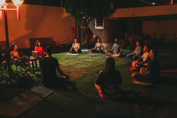 Plongée Fascinante dans le Mode de Vie Gypset à Travers le Cinéma et la Littérature